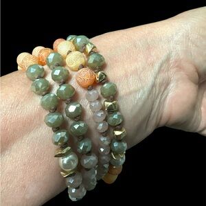 Beautiful beaded necklace that you can wear as a stackable bracelet to excellent
